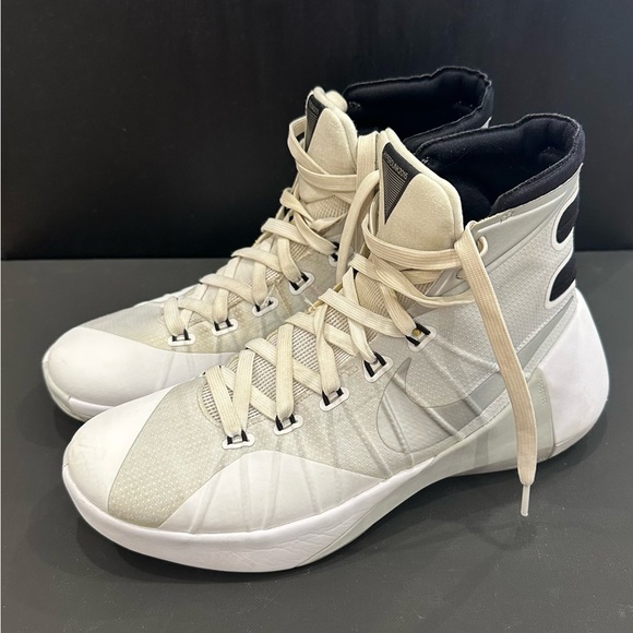 Nike Basketball Shoes - Picture 2 of 8